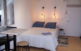 Rennes: Studio 4 Couchages, Proche Commerces, Bus.